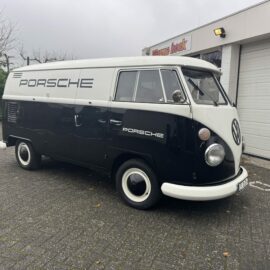 Handgeschilderd Porsche logo zwart-wit op klassieke VW T1 Panel Van door meester signpainter Future Relics