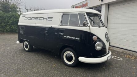 Handgeschilderd Porsche logo zwart-wit op klassieke VW T1 Panel Van door meester signpainter Future Relics