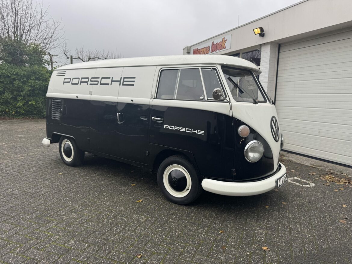 Handgeschilderd Porsche logo zwart-wit op klassieke VW T1 Panel Van door meester signpainter Future Relics